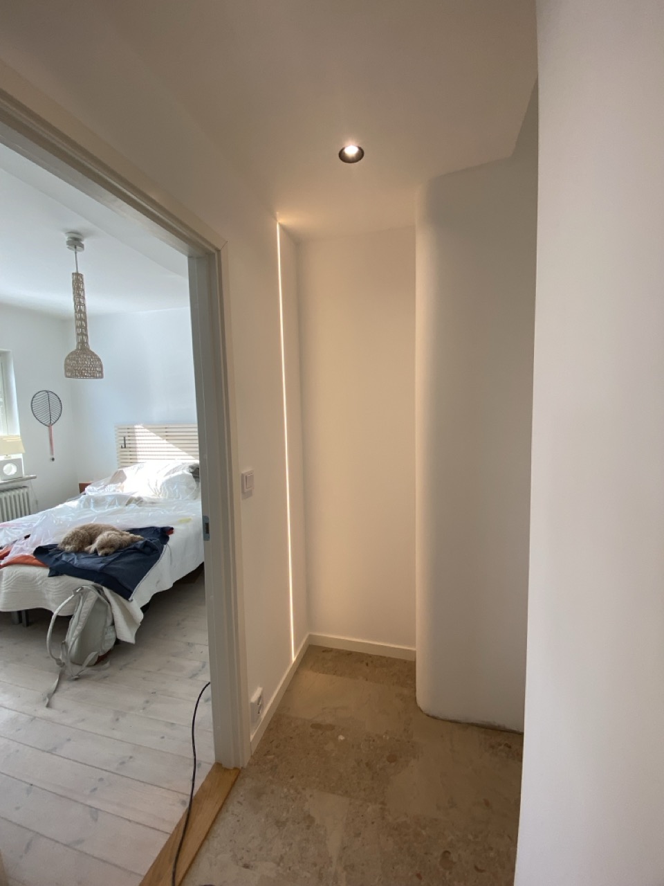 Inbyggd LED strip och spotlights