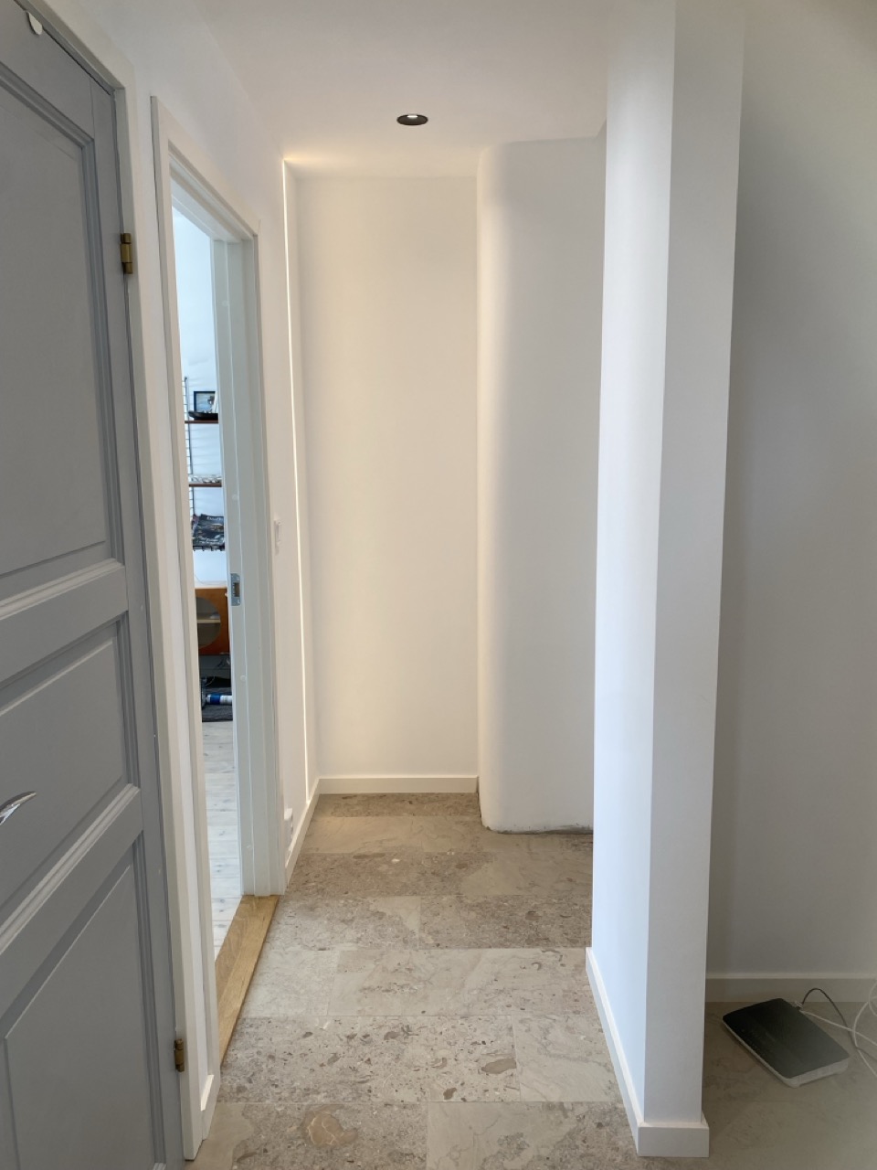 Inbyggd LED strip och spotlights